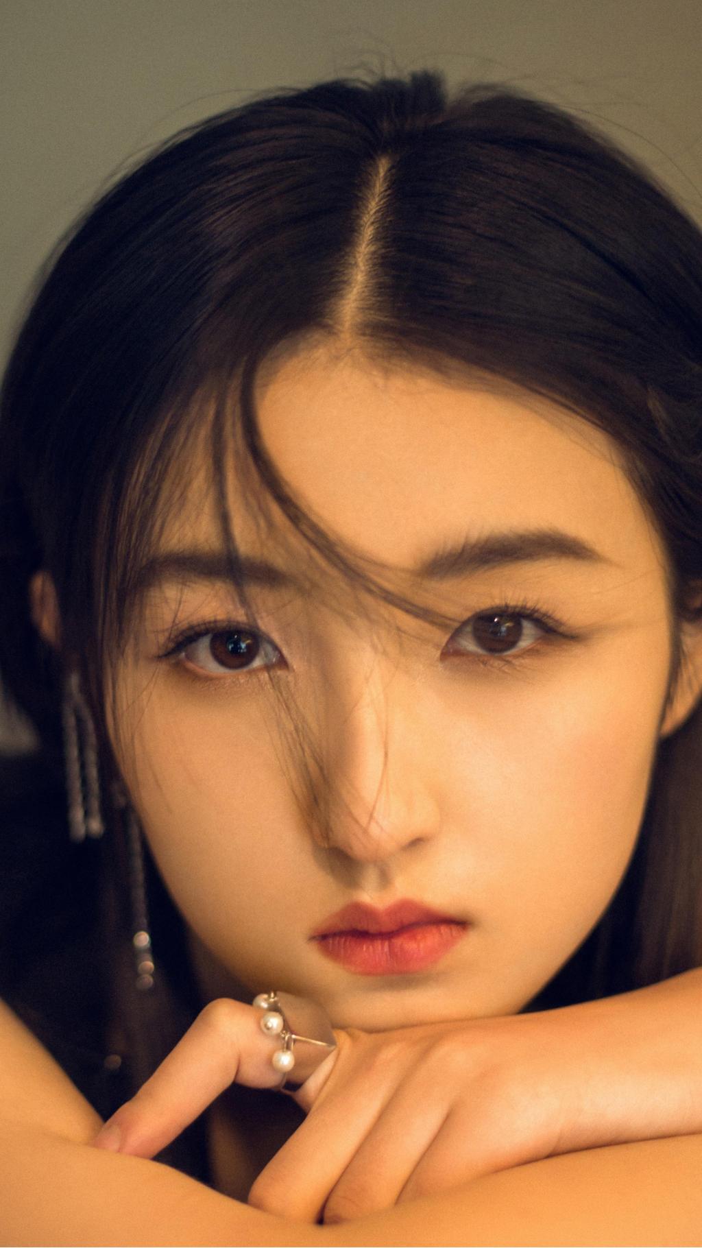 张子枫黑色长裙迷人写真