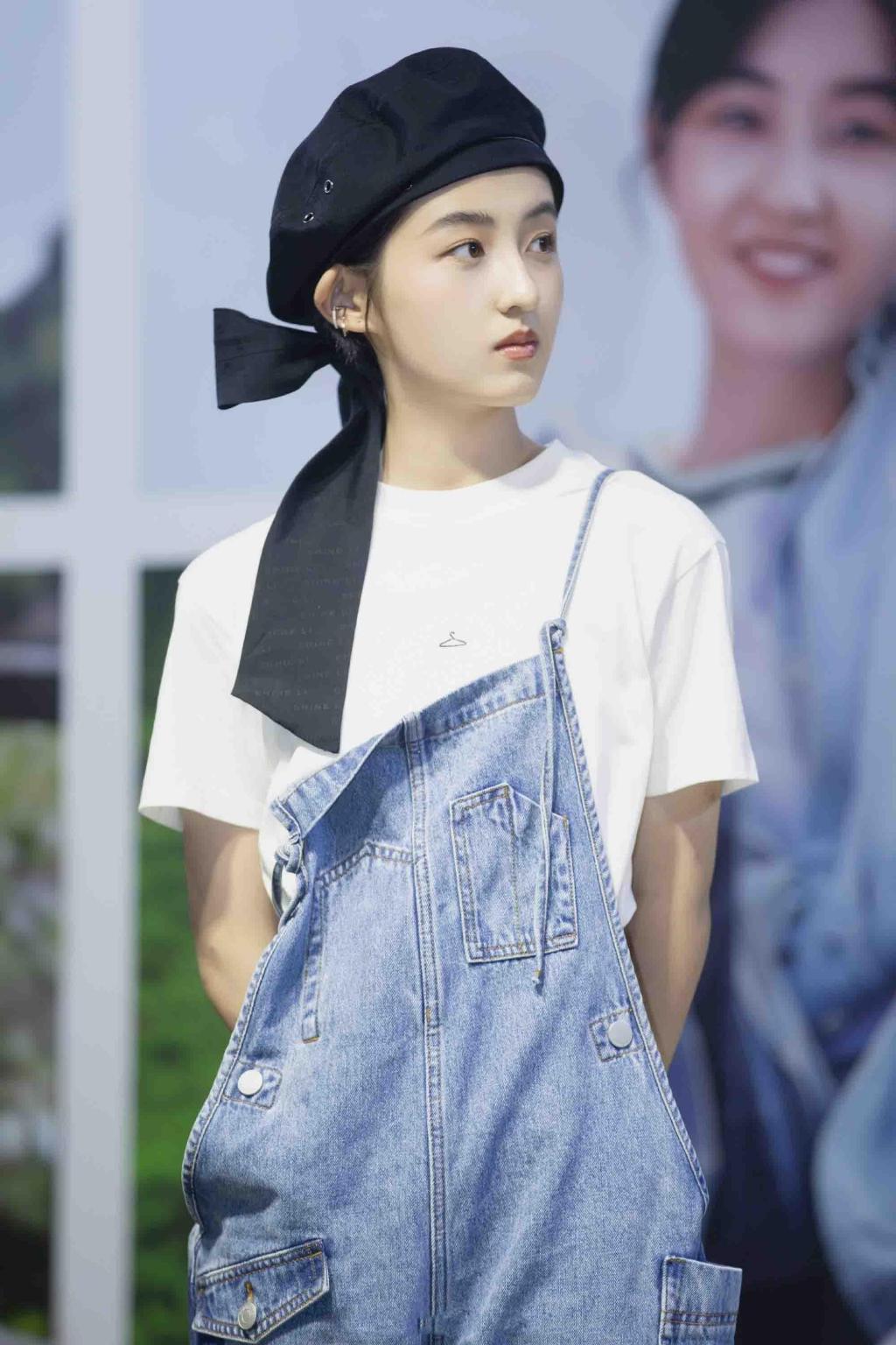 青春靓丽少女张子枫迷人写真