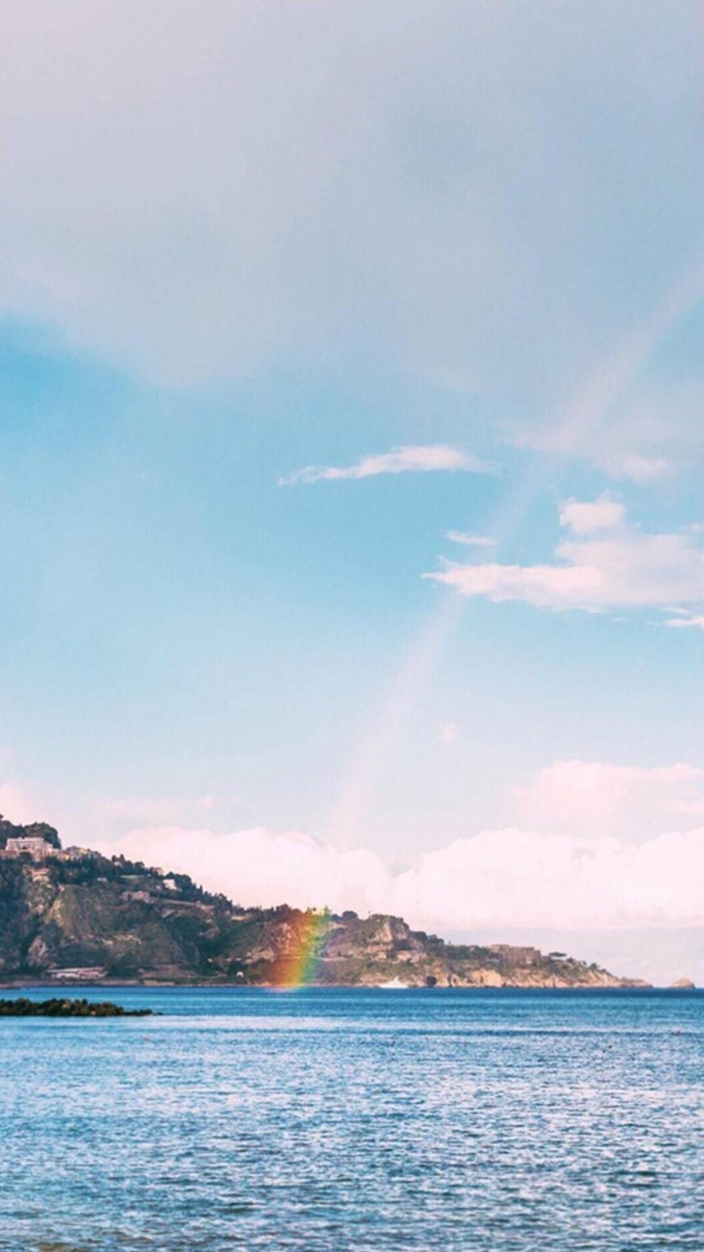 夏日蓝色清澈大海