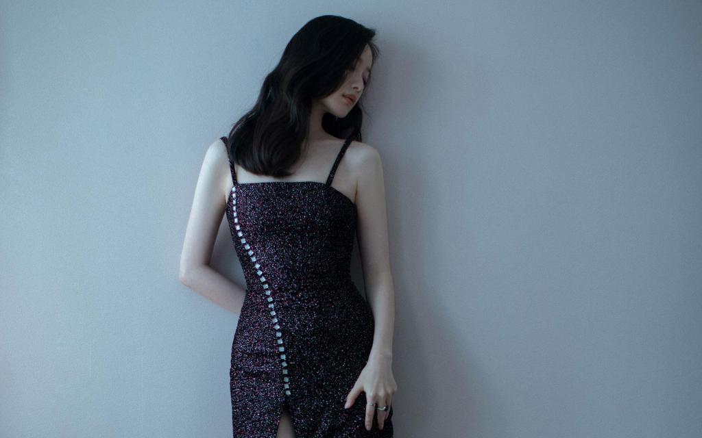 倪妮性感吊带露肩长裙优雅妩媚时尚写真