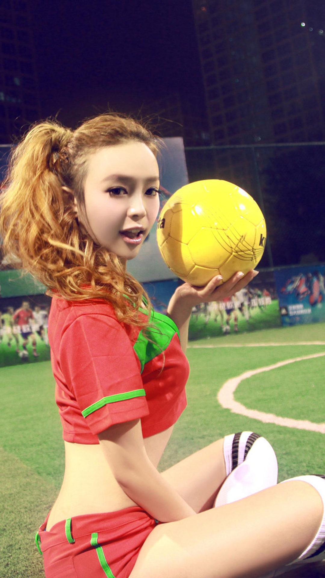 裴紫绮性感足球宝贝装