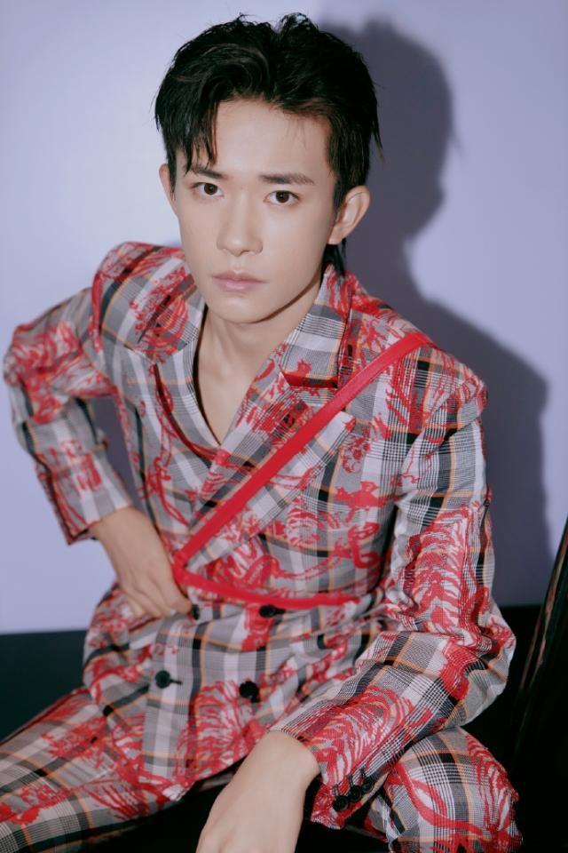 易烊千玺新发型