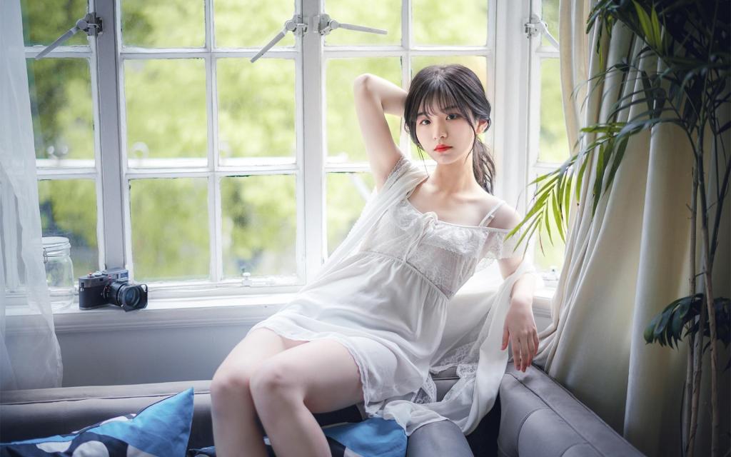 清纯甜美白裙可爱美女居家写真