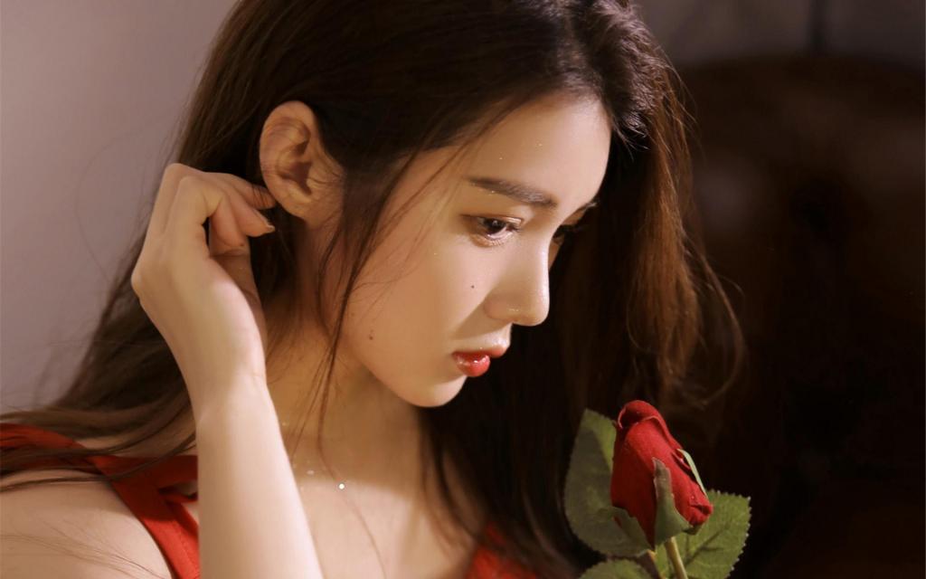性感美女艳丽红裙气质写真