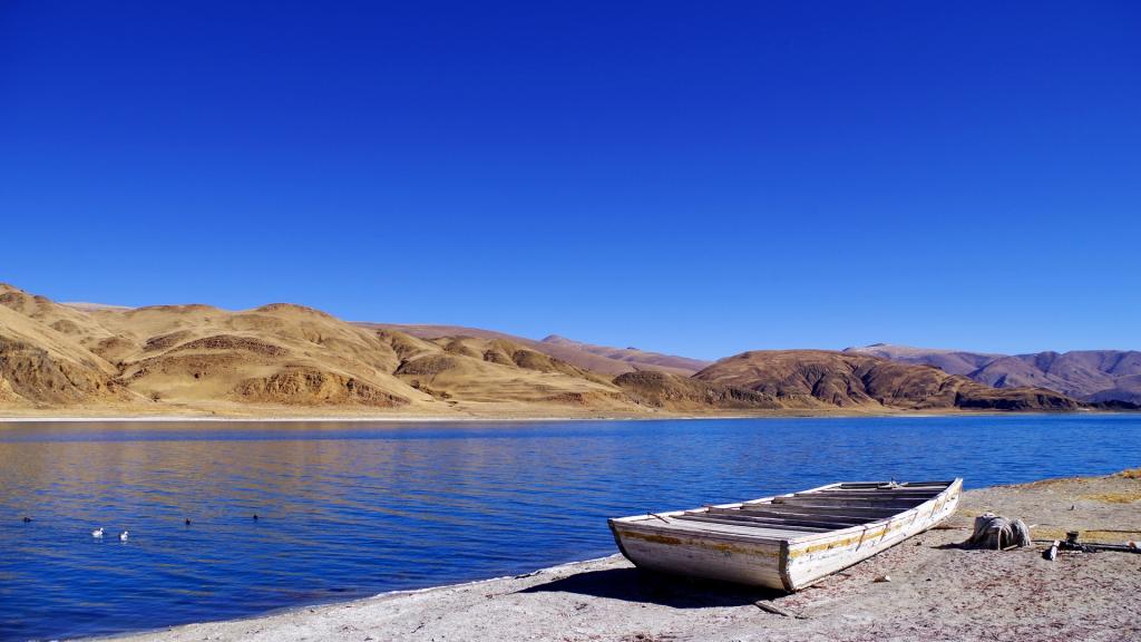 西藏羊卓雍措之碧蓝色湖泊