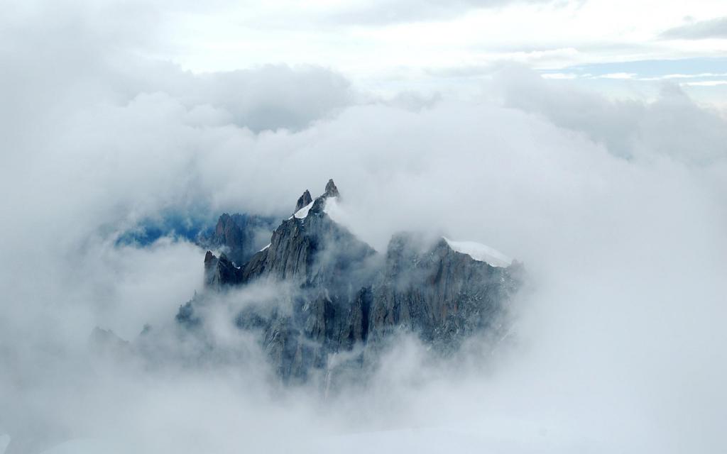 云里雾里的唯美山脉自然风光