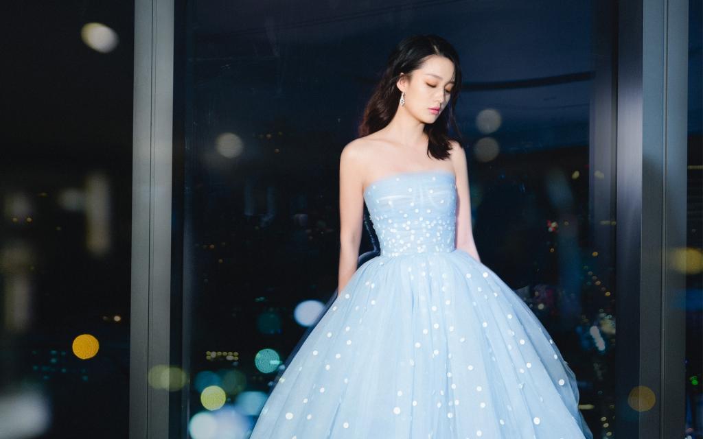 李沁露背礼服性感写真