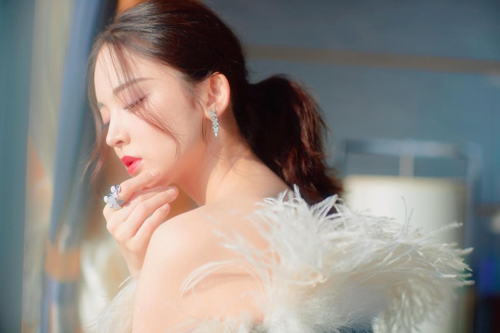 古力娜扎毛绒亮片裙唯美梦幻写真