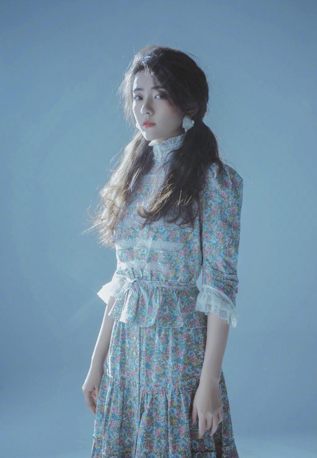 梁洁时尚甜美碎花裙仙气灵动迷人写真