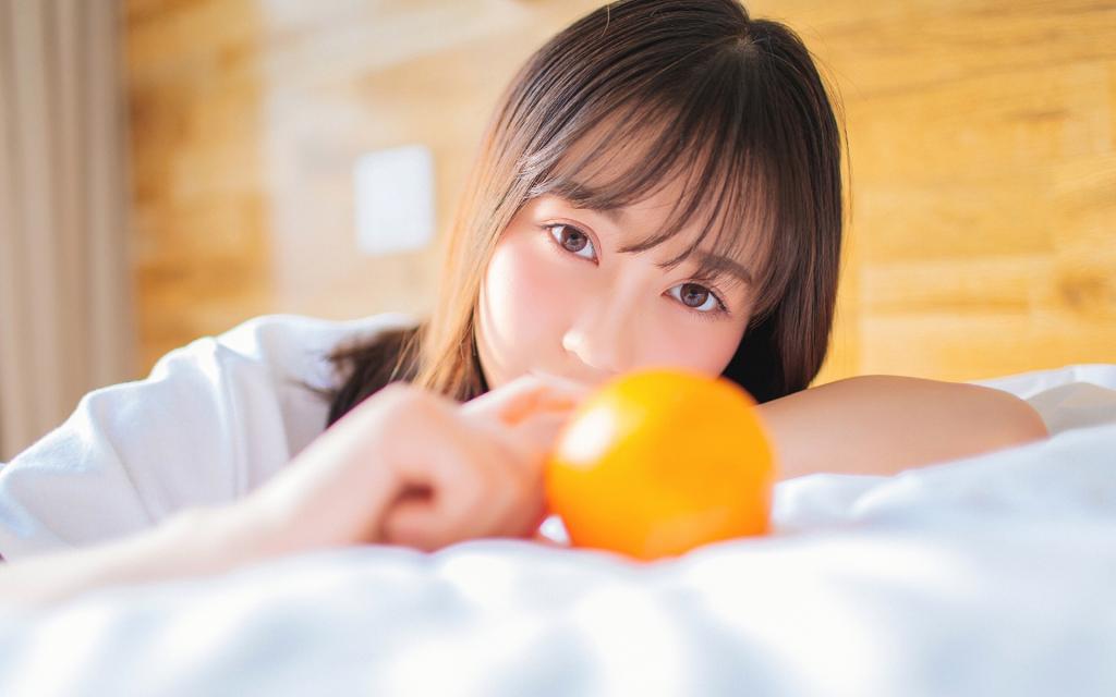 清新可爱女生床照图片