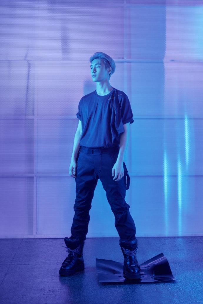 张艺兴银发造型