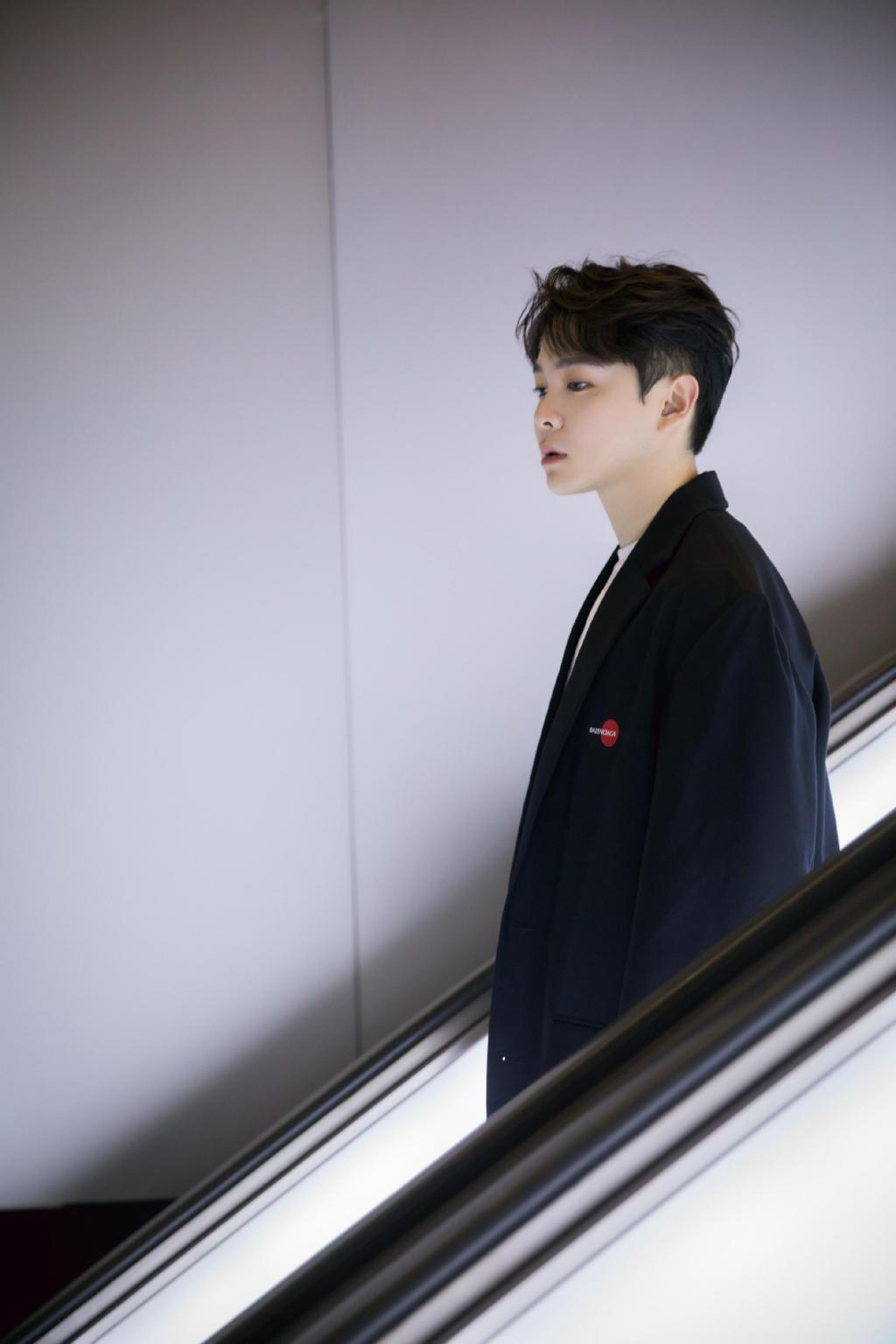 帅气小鲜肉尤长靖迷人写真