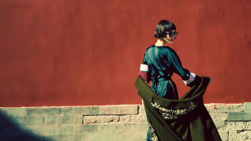 迪丽热巴最新短发齐刘海造型迷人写真