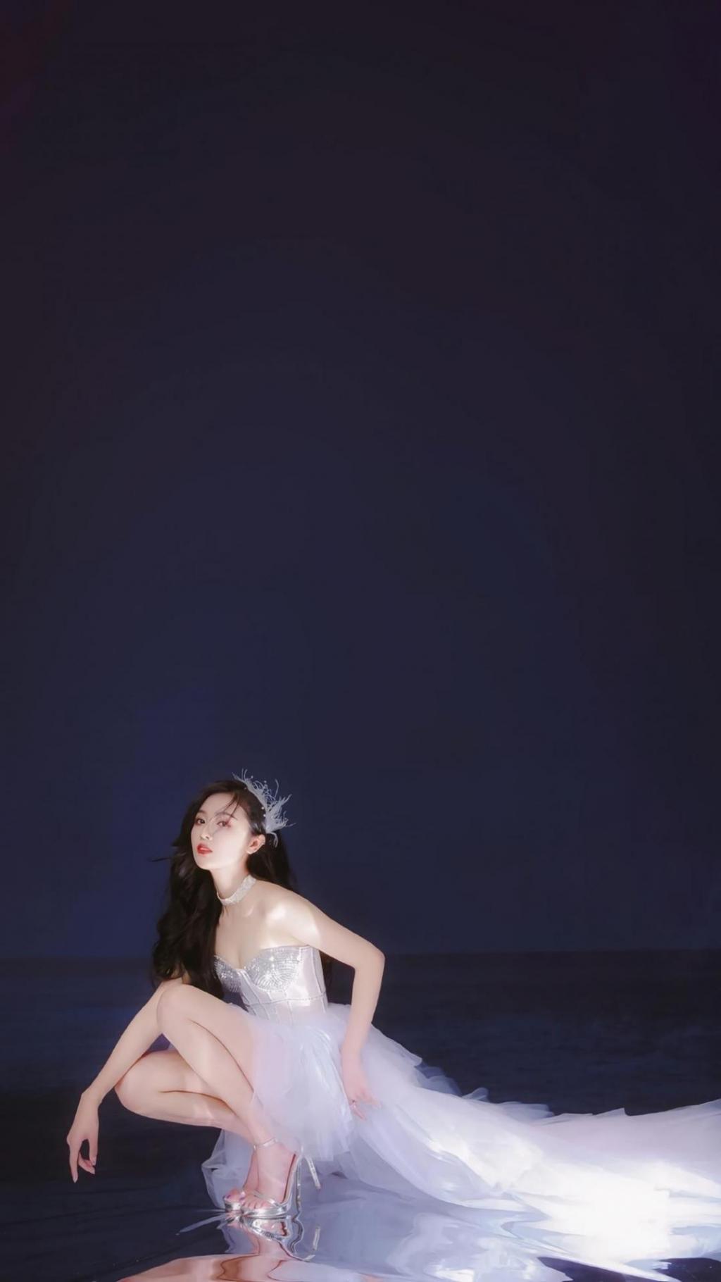 气质女神吴宣仪唯美粉色纱裙诱人写真