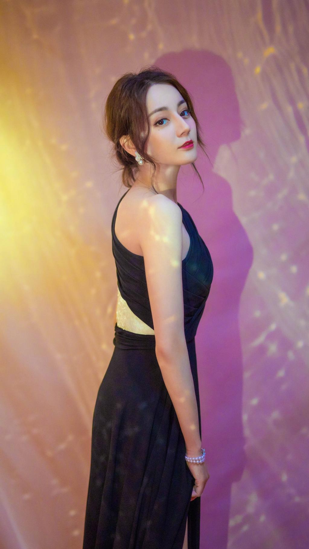 迪丽热巴斜肩高叉裙写真