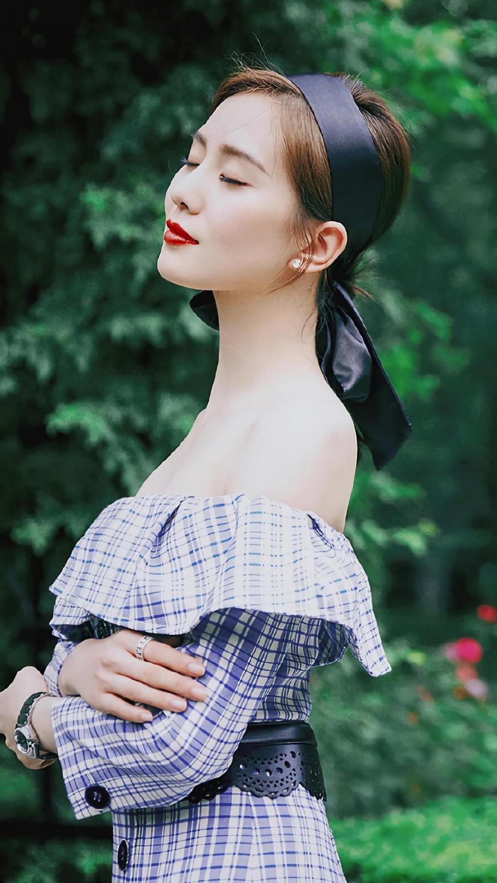 刘诗诗性感一字肩长裙森系魅力写真