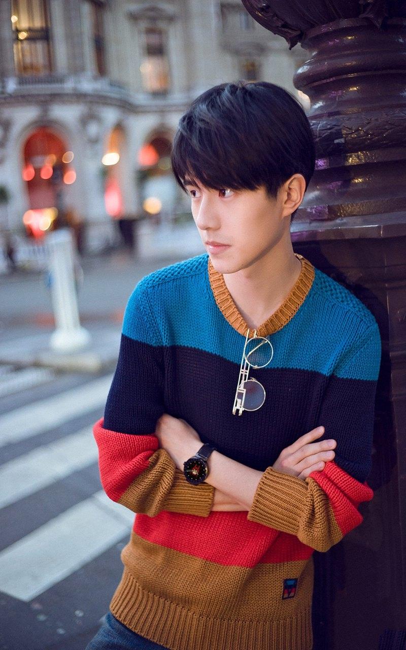 刘昊然时尚街拍写真