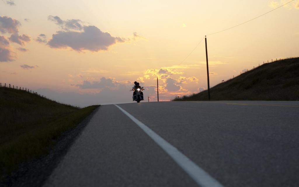 情侣海边愉快时光