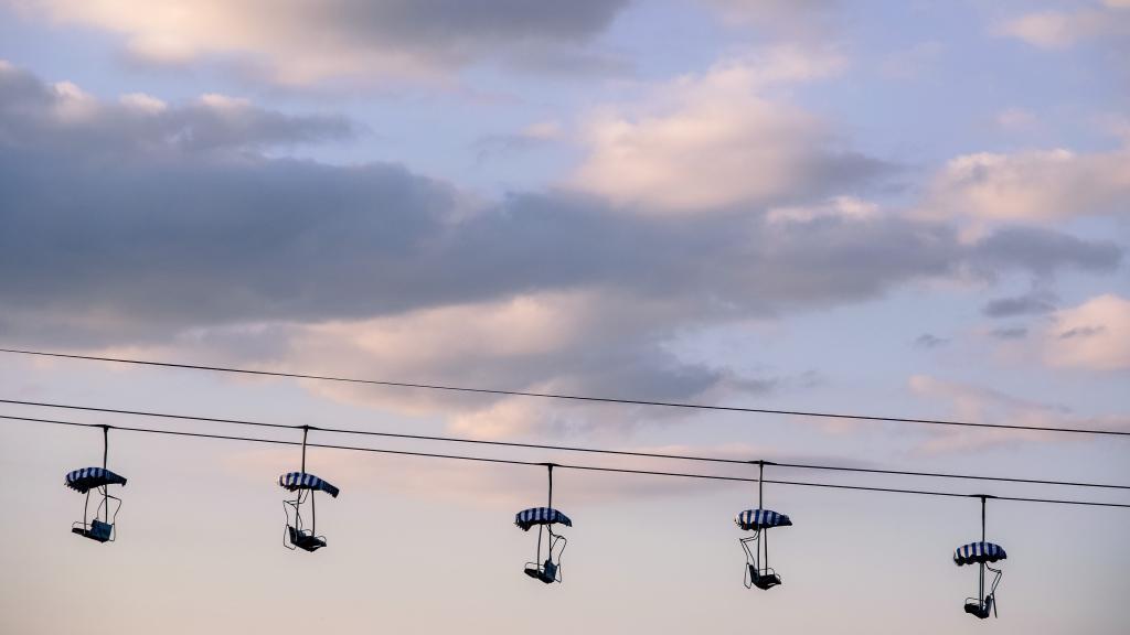 一条索道上高悬