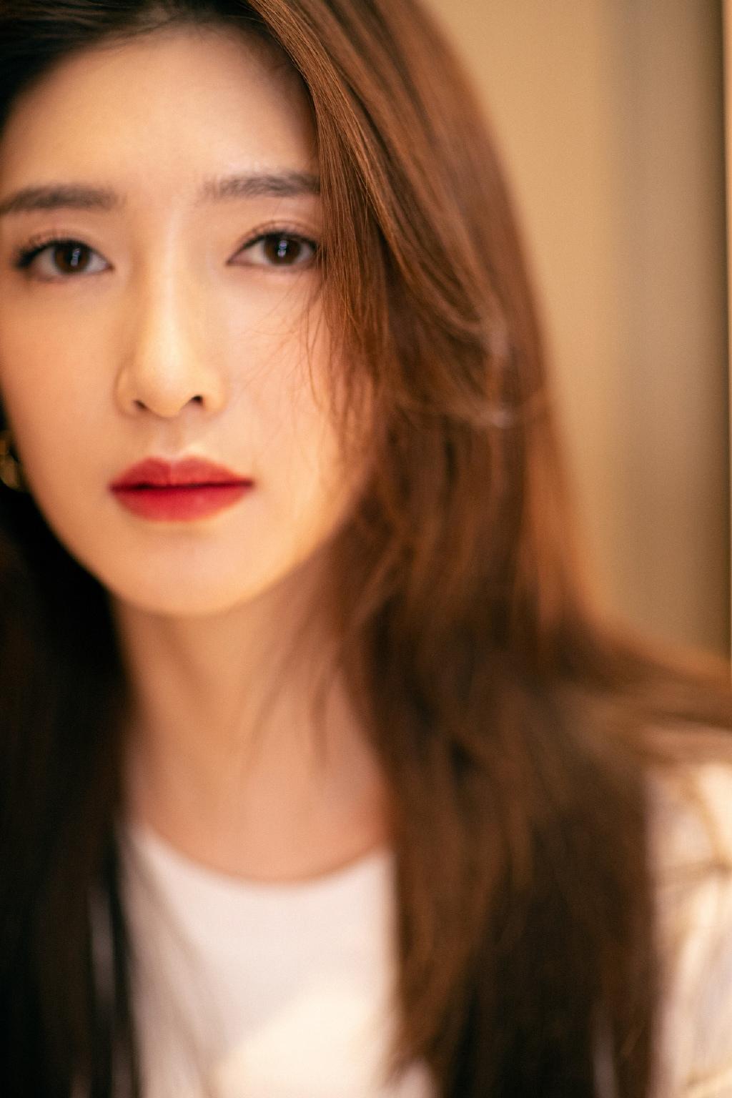 江疏影优雅简约魅力写真