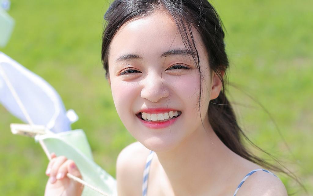 夏日水嫩吊带裙美女