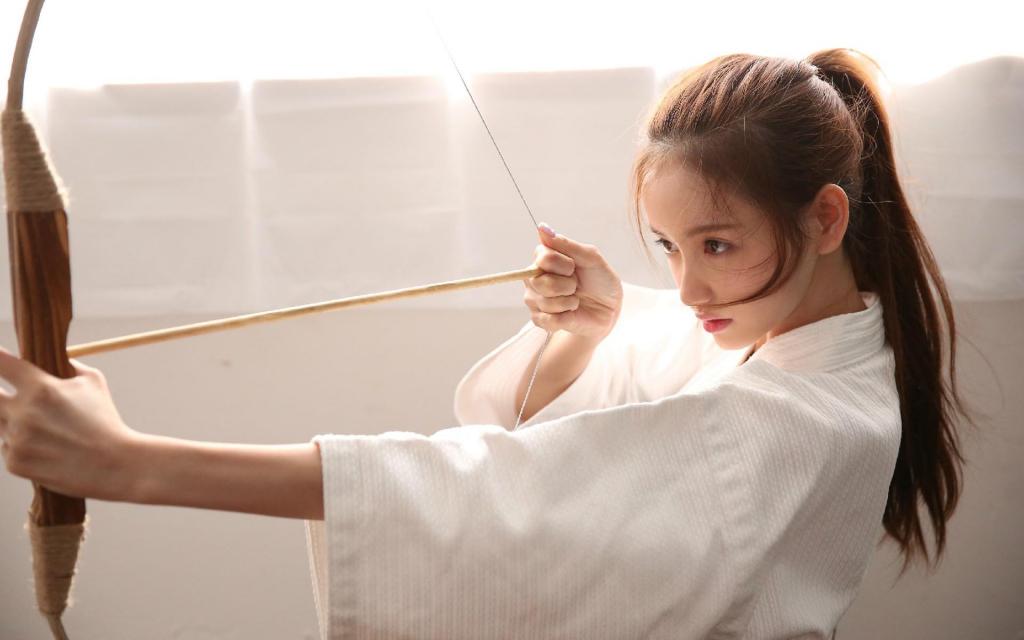 清新美女弓箭手图片