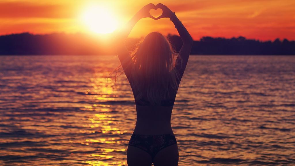 海边一个人孤单的身影图片