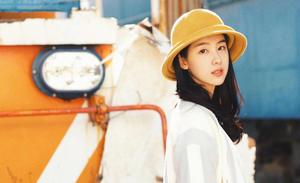 甜美女孩陈都灵气质写真