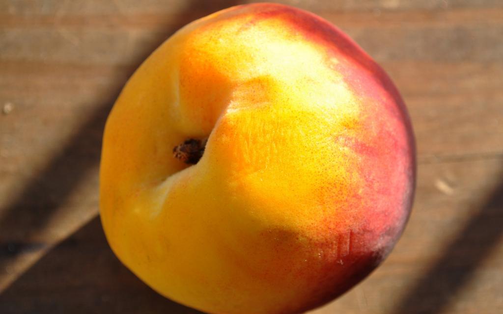 甜蜜多汁的水蜜桃