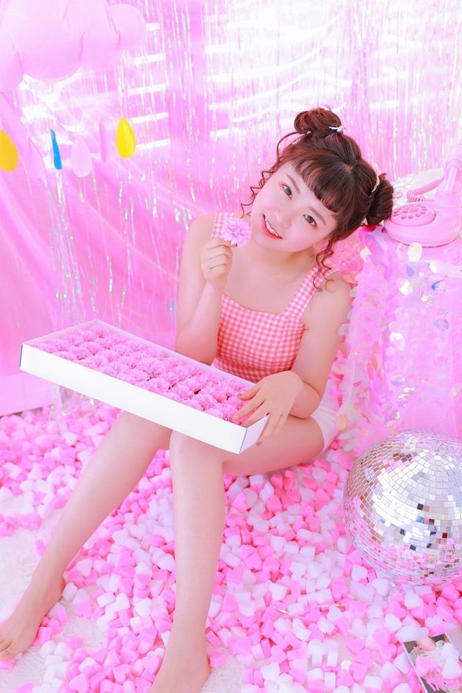 性感美女粉红风情私房写真