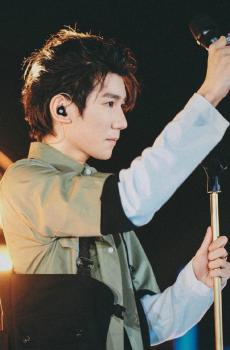 深情时尚少年王源休闲阳光舞台迷人写真-1