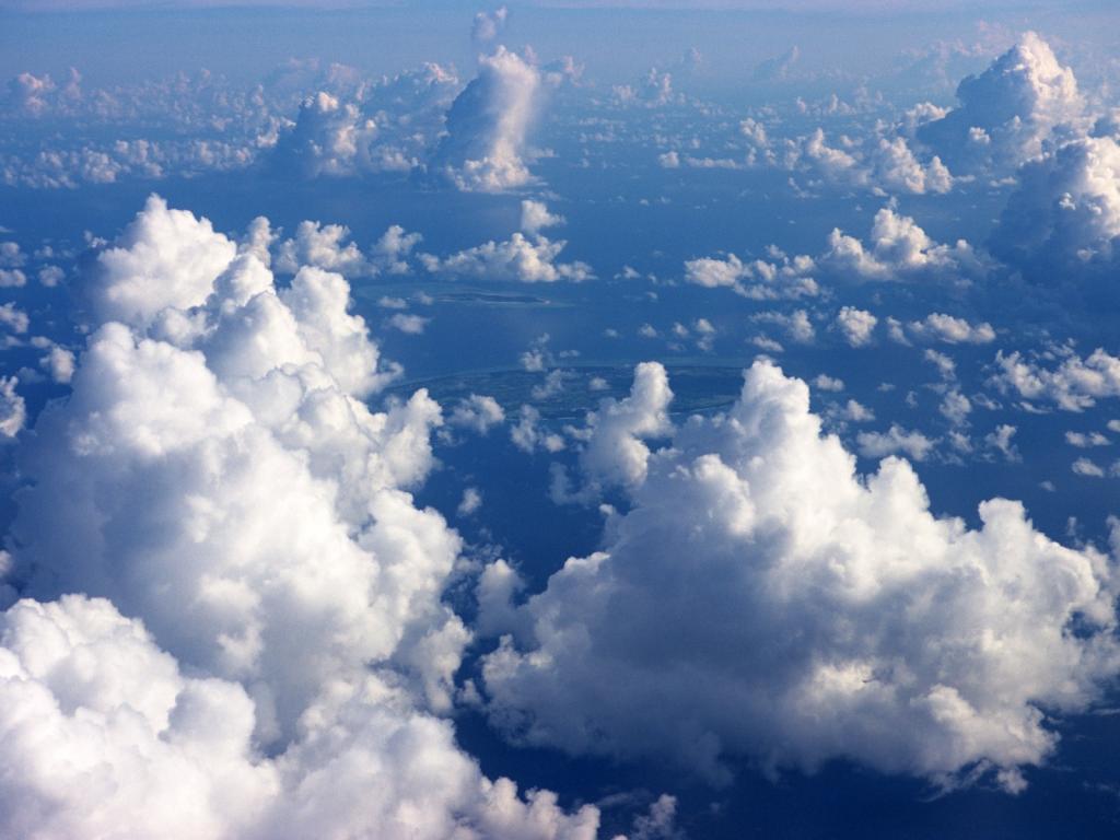 蓝天清澈，白云悠然