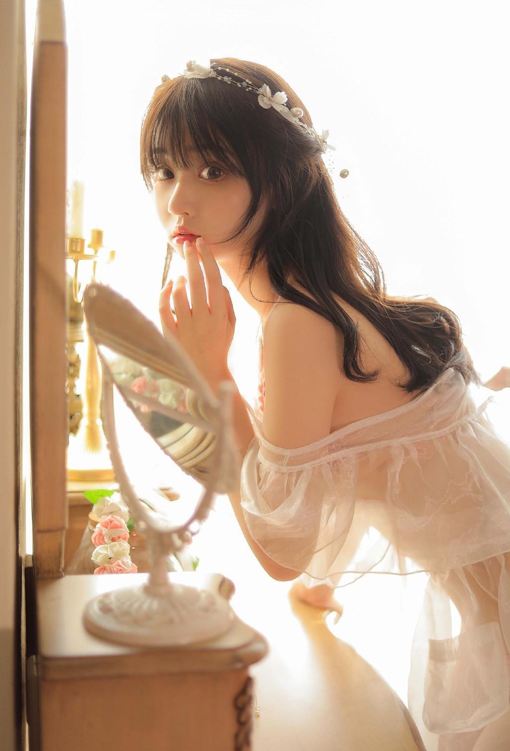 仙气少女纯白蕾丝性感私房写真