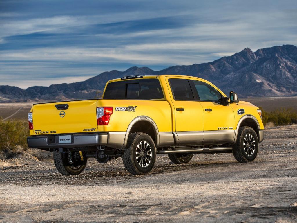 日产帅气黄色皮卡车