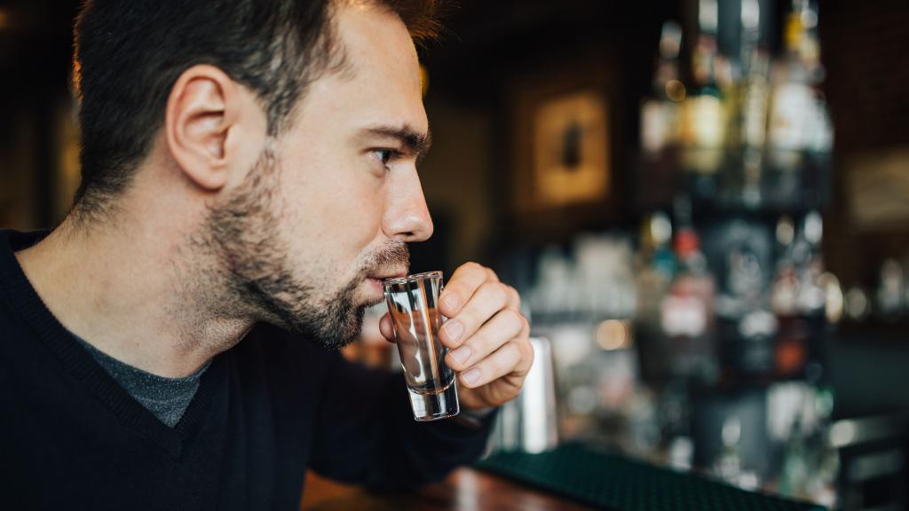 夜晚一个人喝酒图片