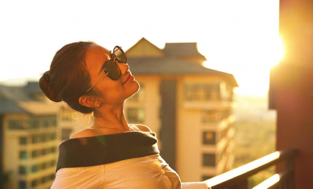 李春嫒性感露肩装旅拍