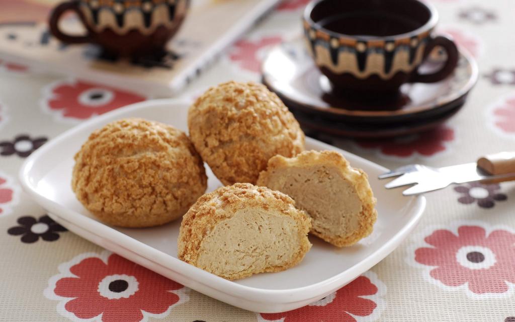 吃一口泡芙满嘴奶油