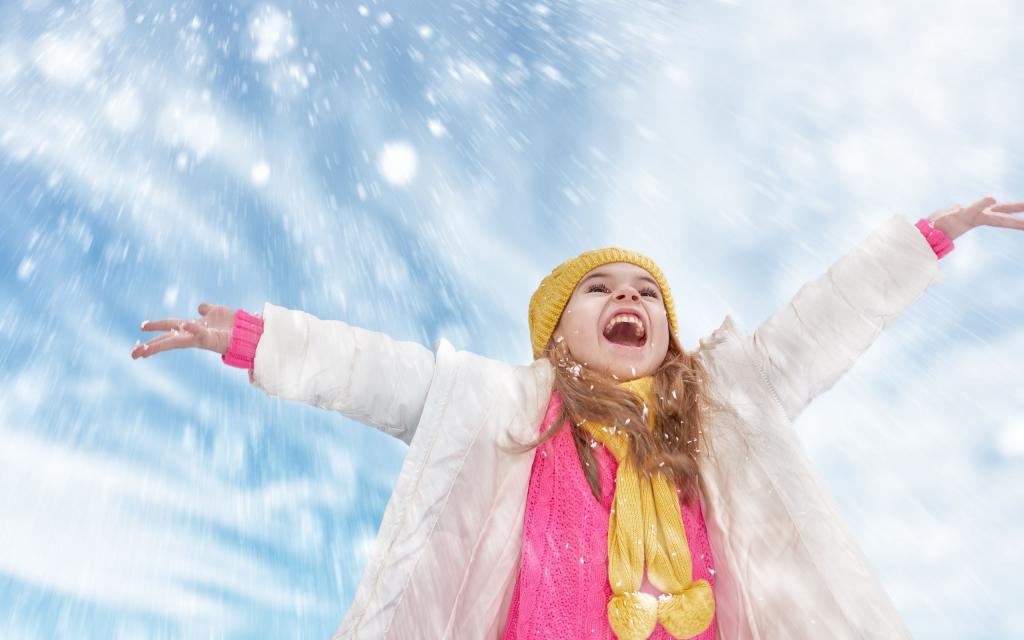 冬季雪地上嬉戏玩耍