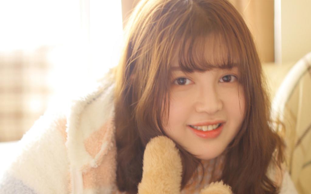 圆脸美女居家暖色调写真