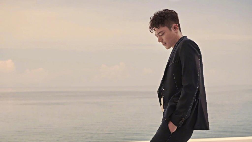 霍建华成熟稳重西装写真