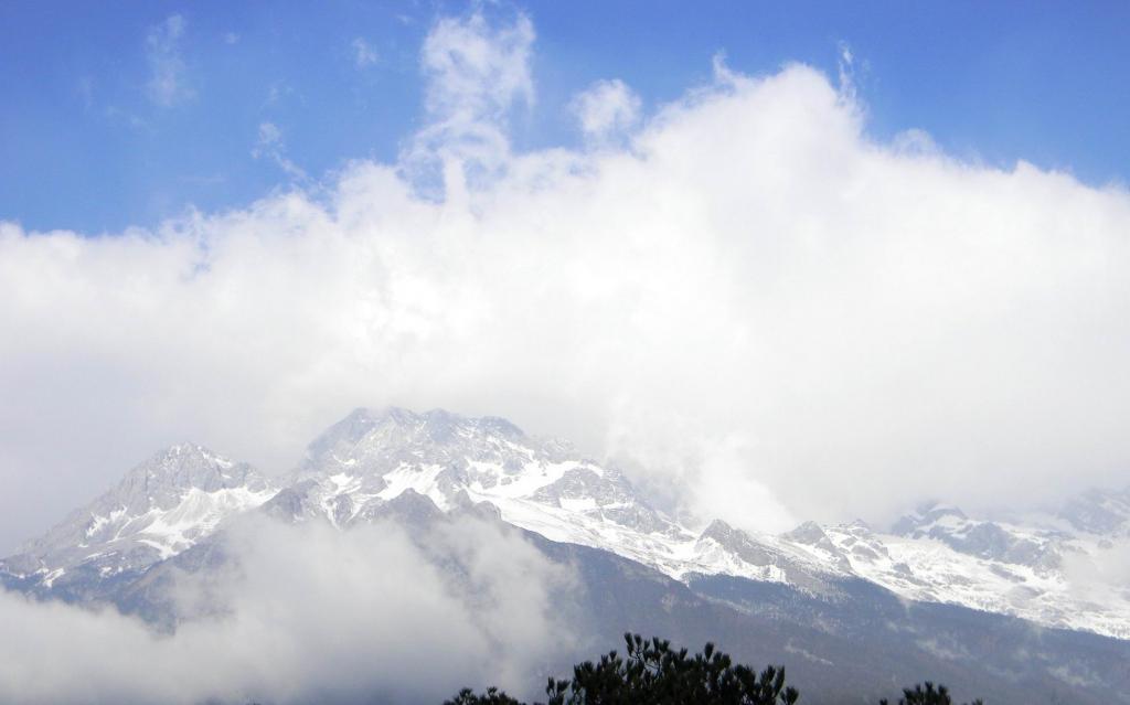 崇山峻岭的玉龙雪山壮观风景