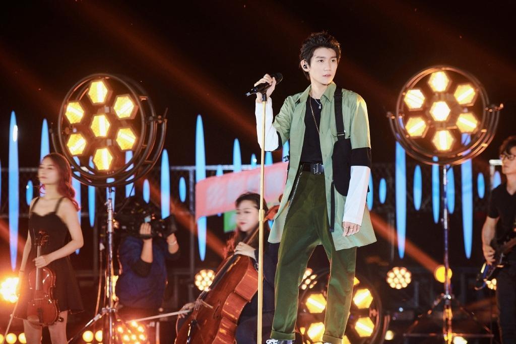 小鲜肉王源高冷帅气演出舞台照,高清图片-壁纸族