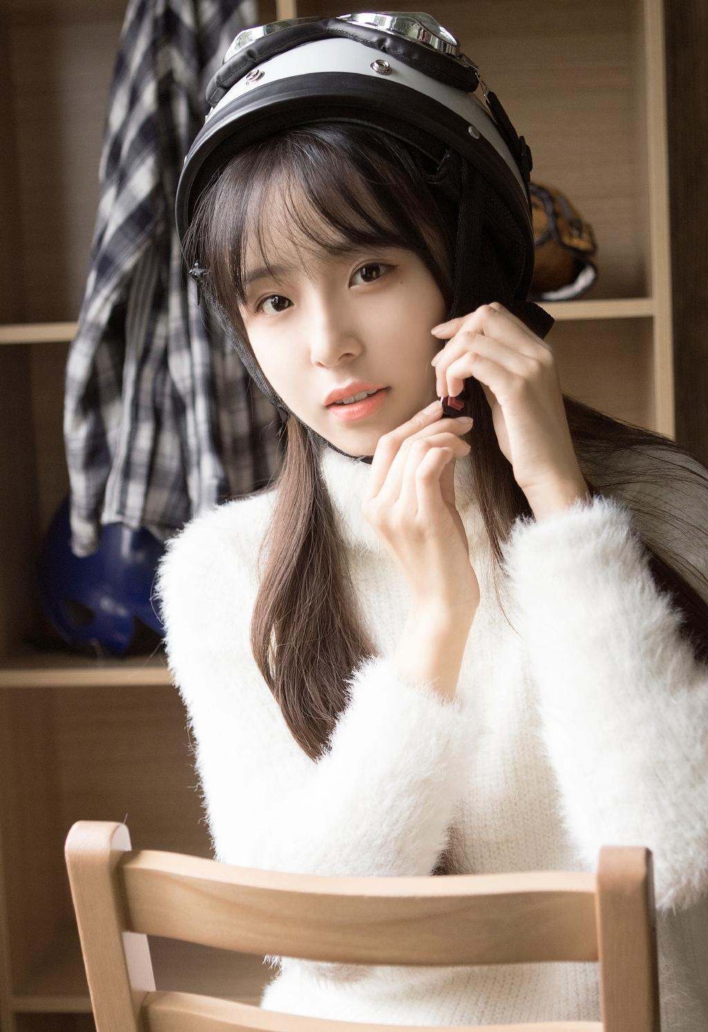 清纯白皙邻家美女可爱私房写真