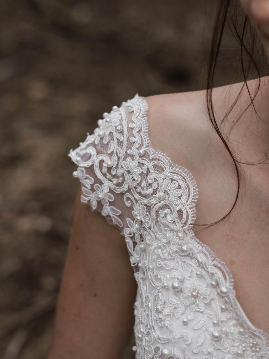 穿礼服婚纱的新郎新娘