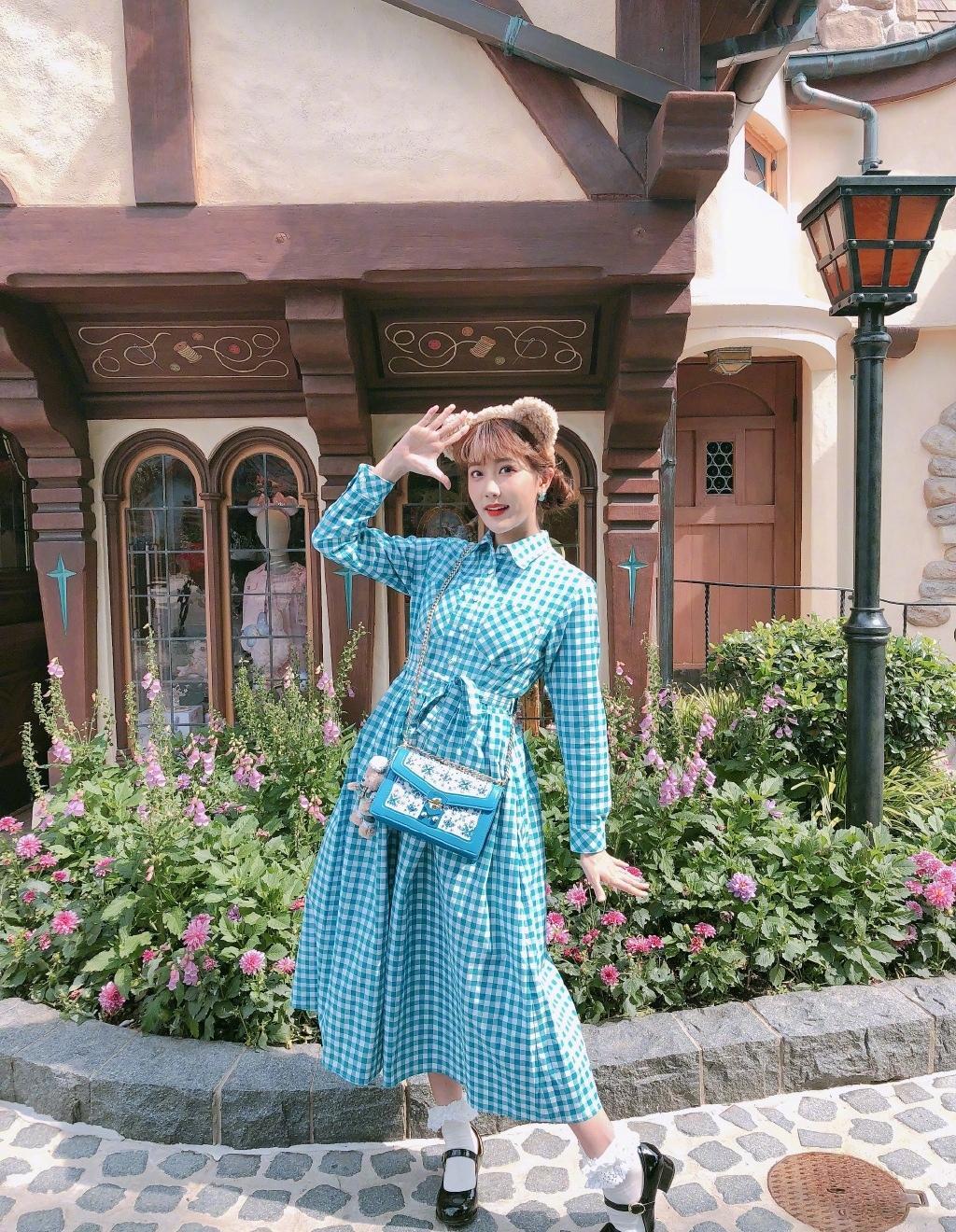 李艺彤迪士尼少女风格可爱甜美自拍