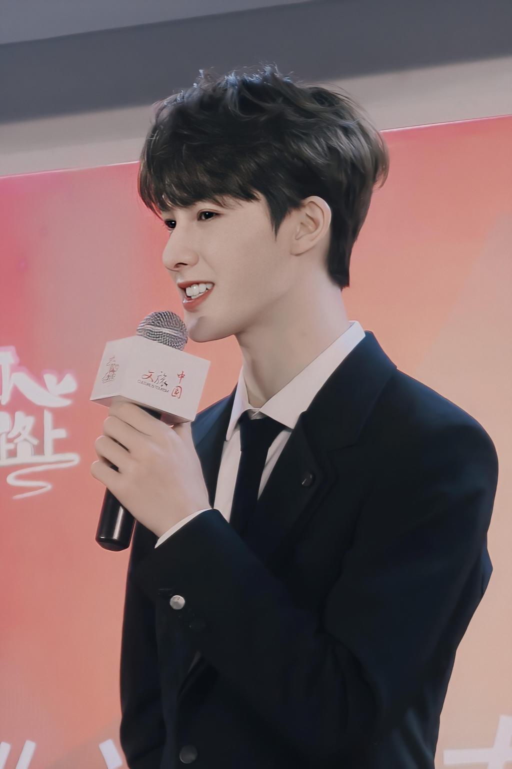 朱正廷帅气迷人西装活动照