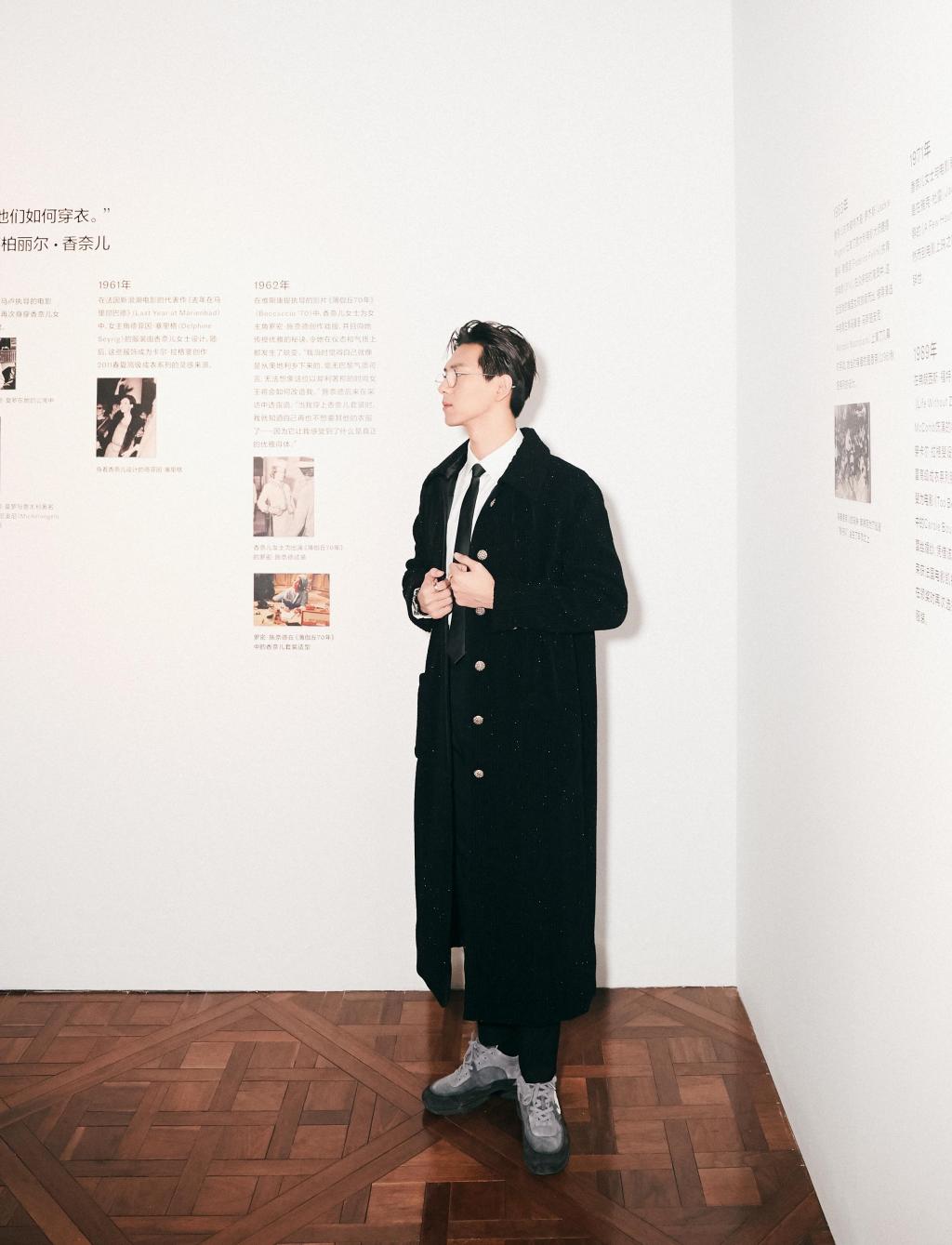 李现黑色大衣写真