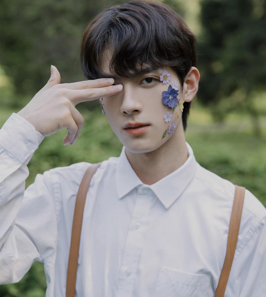 抖音网络红人陈鹤一帅气阳光迷人衬衫写真