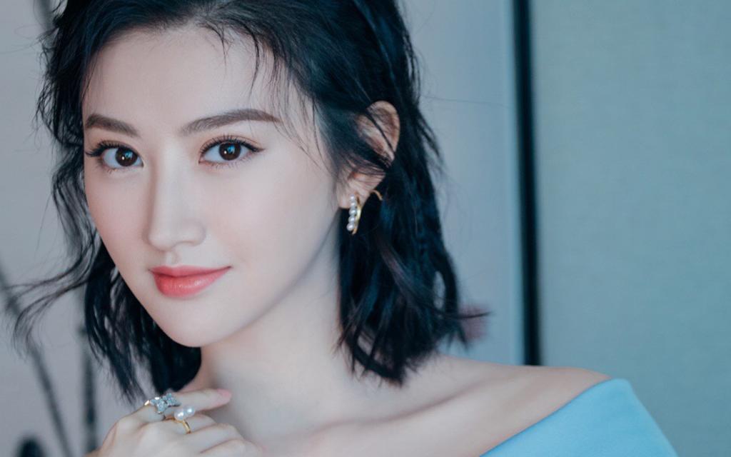 清纯可人的景甜时尚写真