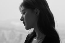 魅力女神赵露思黑色西装写真